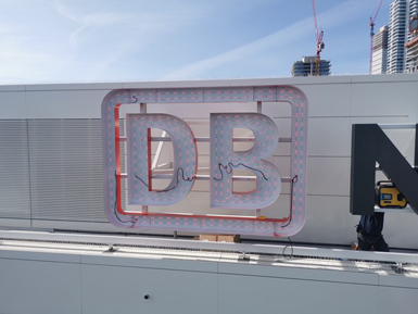 DB Netze Logo an der Fassade mit LED Aufbau