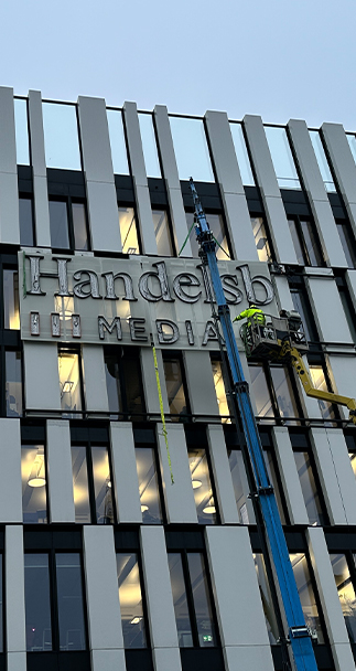 Montage der Lichtanlage an der Fassade