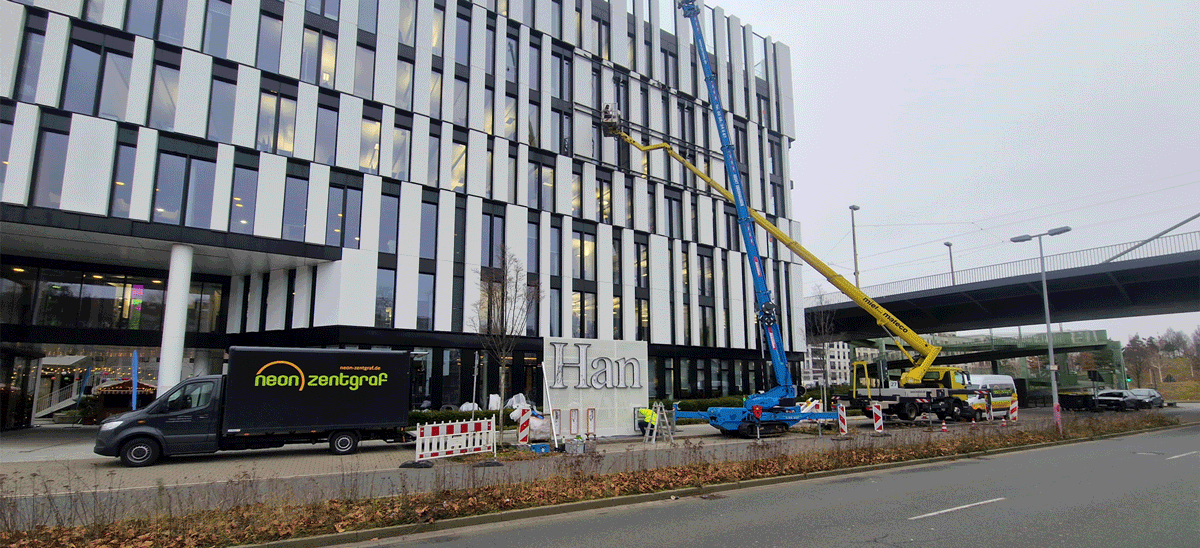 Montage der LED-Lichtanlage an der Fassade und Fertigstellung